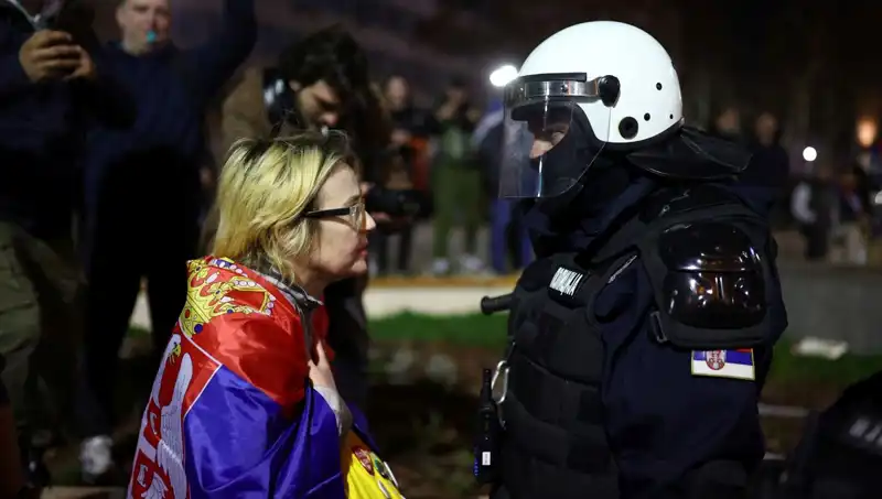 Sırbistan Polisi Yasaklı Sonik Silah Kullanarak Protestocuları Bastırdı!
