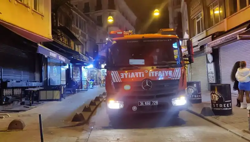 Beyoğlu'nda Asansör Boşluğuna Düşen Müşteri Şok Edici Yaralanma Geçirdi
