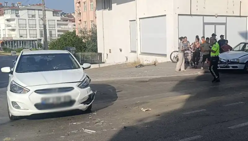 Antalya'da Korkutan Trafik Kazası: İki Otomobil Çarpıştı