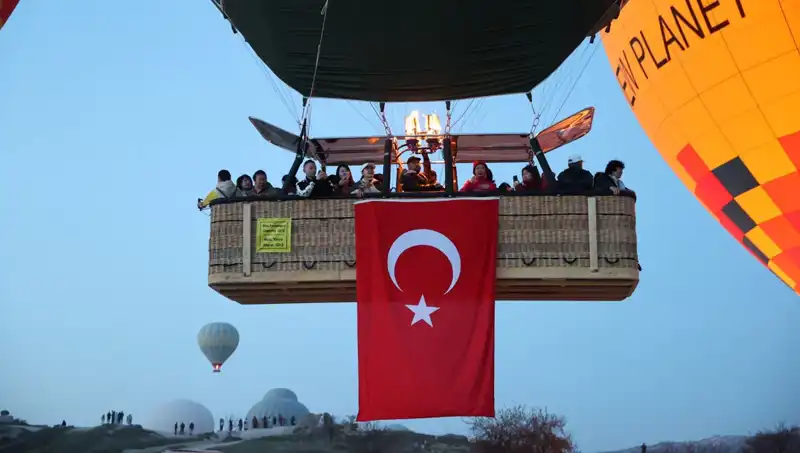 Kapadokya'da 23 Nisan Coşkusu: Balonlar Türk Bayraklarıyla Gökyüzünü Süslüyor!