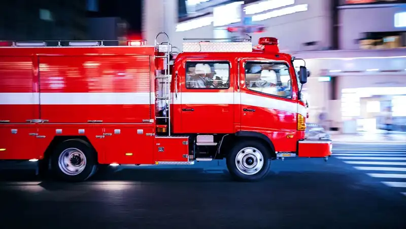 Tokyo'da Korkutan Bina Yangını: İki Yaralı ve Tahliye Süreci