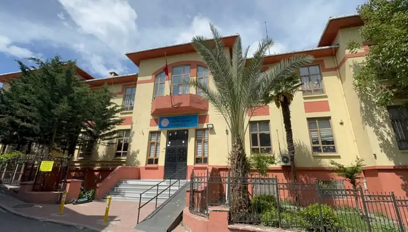 Depremde Hasar Gören Okullar Boşaltıldı: Geleceği Tehlikede Olan Öğrenciler İçin Ne Olacak?