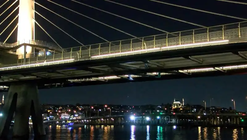 Metro Köprüsünden Denize Düşen Kişi İçin Arama Kurtarma Çalışmaları Devam Ediyor