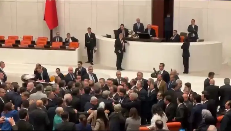 Emekli İkramiyesi Tartışması: Mecliste Kavga Ortalık Karıştırdı!
