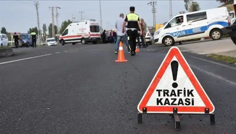 Antalya'da Otomobil Devrildi: 2 Yaralı, Olay Anı Kameralara Yansıdı