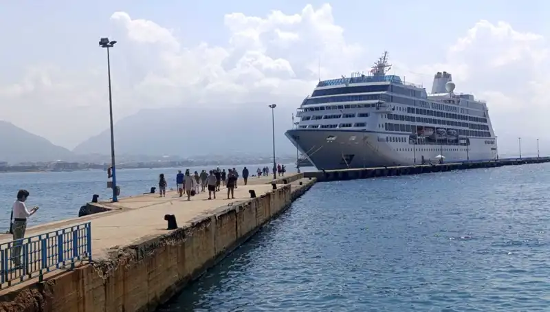 Alanya, ABD'li Turistlerin Gözdesi: Kruvaziyer Turu ile Gelen Kalabalıklar