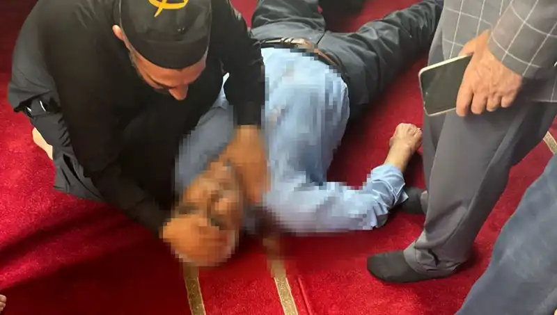 Camide Namaz Kılarken Bıçaklanan Adam Hayat Mücadelesi Veriyor
