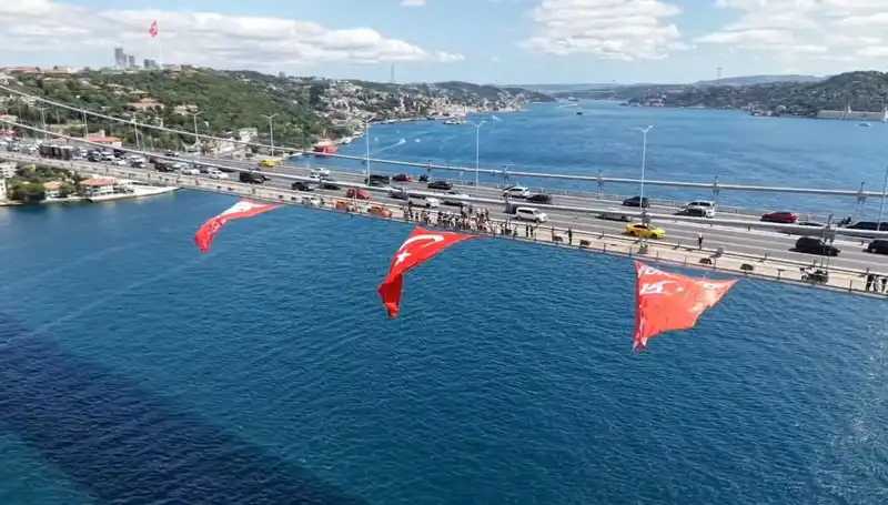 Türk Bayrağı, İstanbulluları Gururlandıran Büyüleyici Bir Köprüye Asıldı