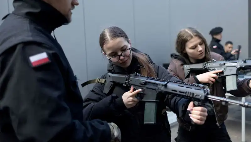 Polonya'da Siviller Askeri Eğitime Alınıyor: Savaş Hazırlıkları Başladı