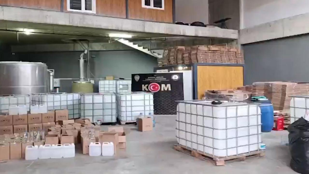 81 ilde gerçekleştirilen çengel operasyonlarında 137 bin litre sahte alkol ve etil alkol ele geçirildi.