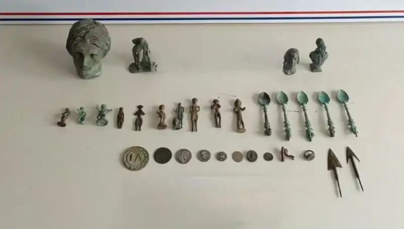 Roma Dönemine Ait Değerli Tarihi Eserler Ele Geçirildi