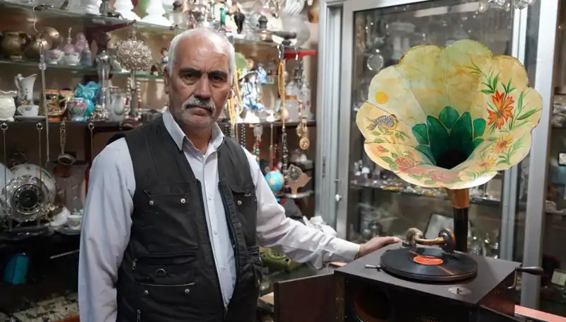 44 Yıldır Antikacılık Yapıyor: Asırlık Gramofonların Koruyucusu