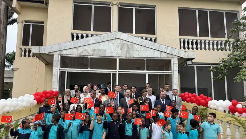 Kamerun'da 23 Nisan'ı Coşkuyla Kutlayan Çocuklar ve Aileler