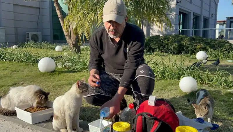 59 Yaşındaki Adamın Günde 8 Kilometre Yürüyerek Göstermiş Olduğu Merhamet