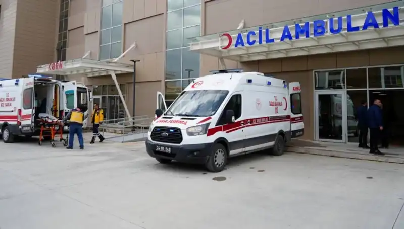 Erzincan'da Feci Kaza: Hayatını Kaybeden Var, Üç Kişi Yaralı