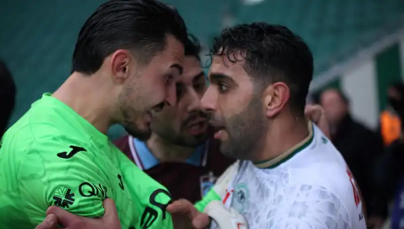 Konyaspor-Trabzonspor Maçında Sıcak Dakikalar: Futbolcular Arasında Arbede!