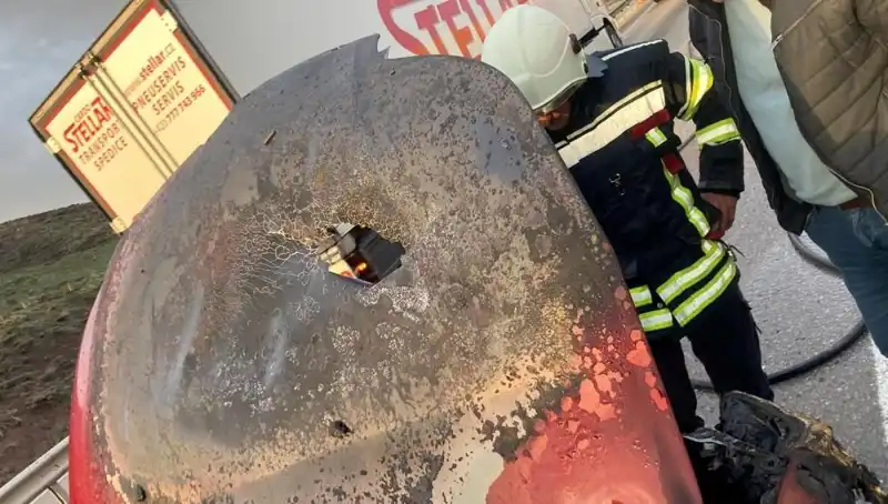 Seyir Halindeki Otomobil Alev Alev Yandı: Sürücüsü Şans Eseri Kurtuldu