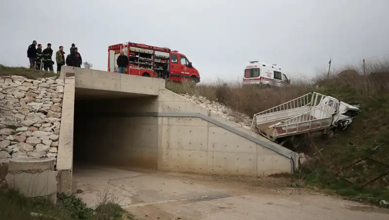 Kamyonet Alt Geçide Düştü: Kaç Kişi Hayatını Kaybetti?