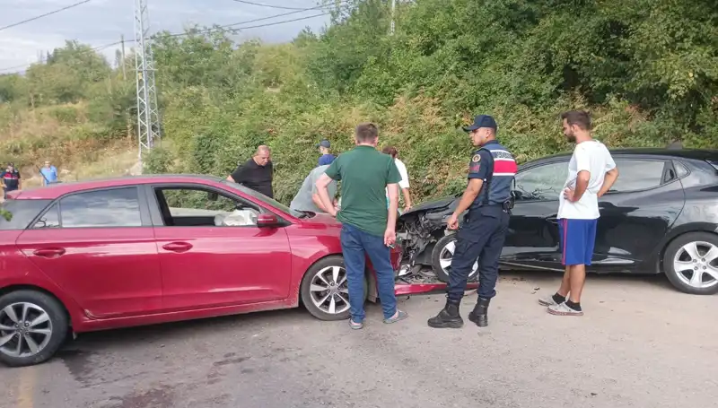 Karamürsel'de Otomobil Kazası: 4 Yaralı, Kaza Anı Panik Dolu Anlara Sahne Oldu