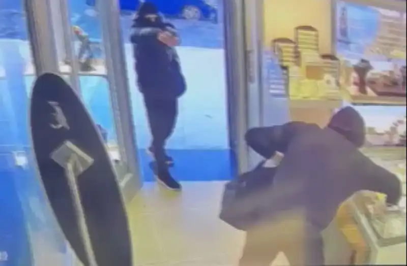 Ümraniye'de Soygun Girişimi: Maskeli Soyguncuların Eli Silahlı Saldırısı